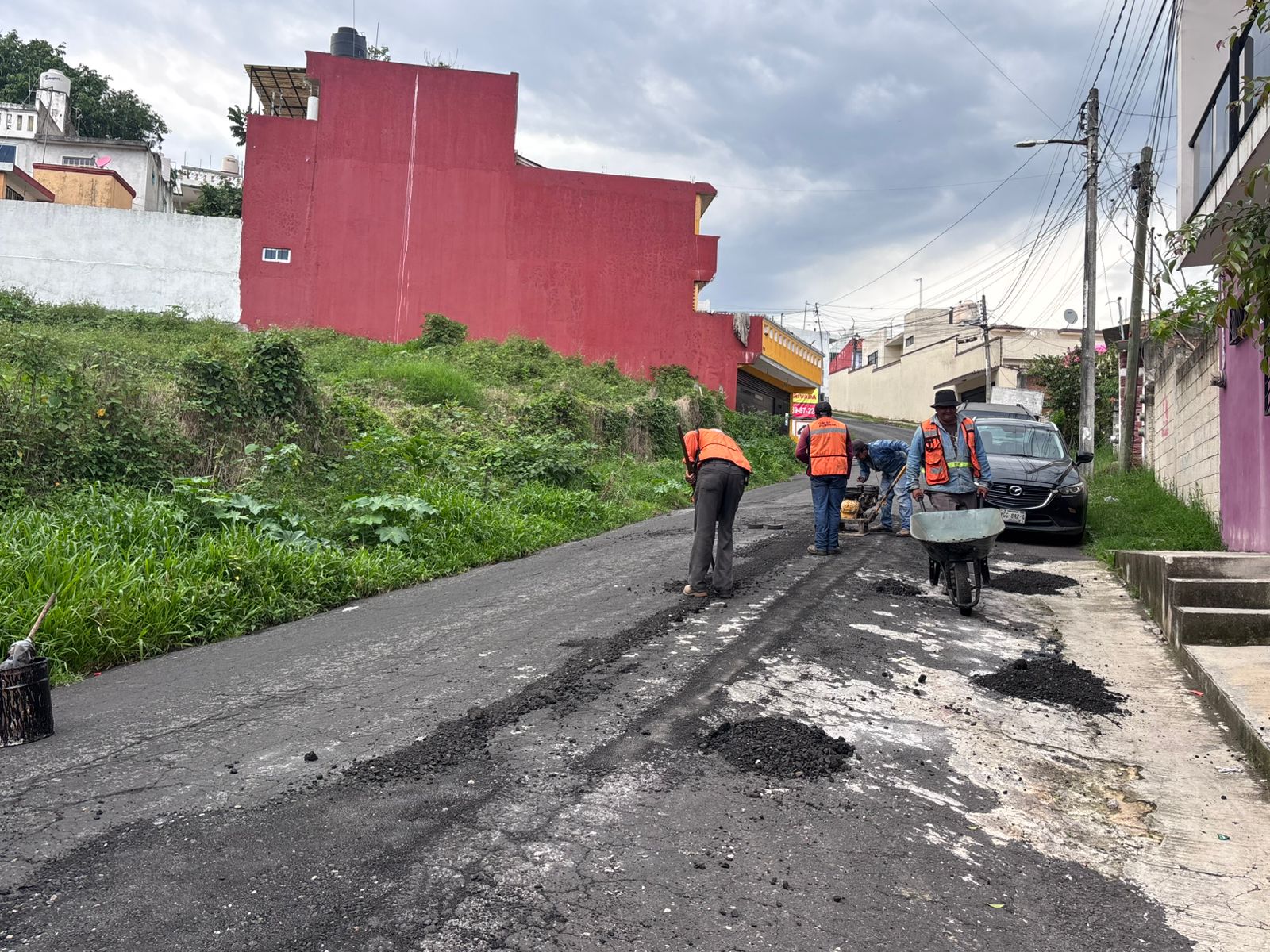Vecinos de la calle Encino en Xalapa agradecen bacheo realizado por Obras Públicas