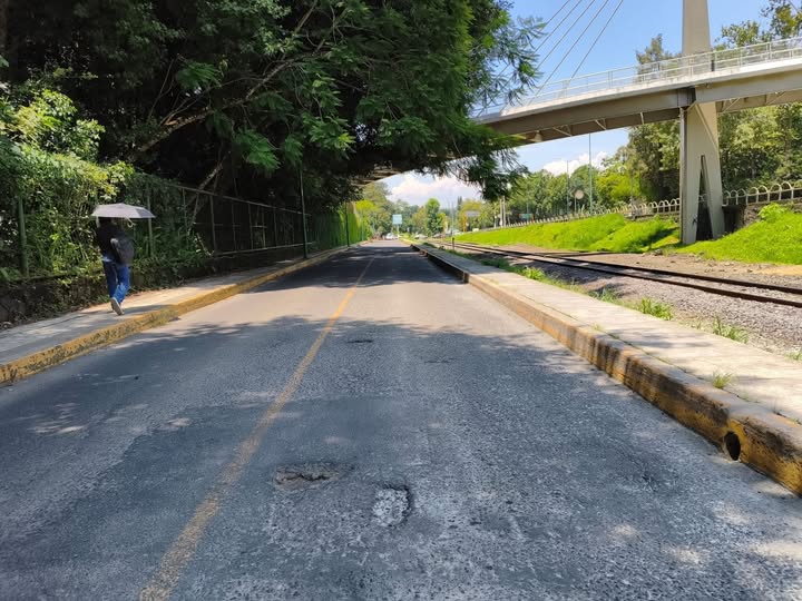 Gobierno de Xalapa mantiene bacheo con mezcla en caliente 2026