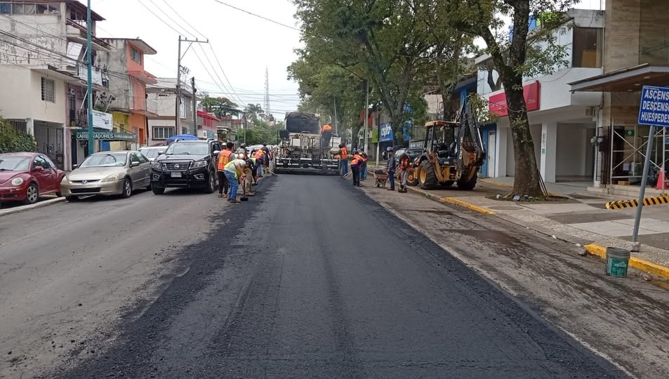 bacheo-emergente-xalapa-2026 Trabajos de bacheo emergente con mezcla en caliente en Xalapa