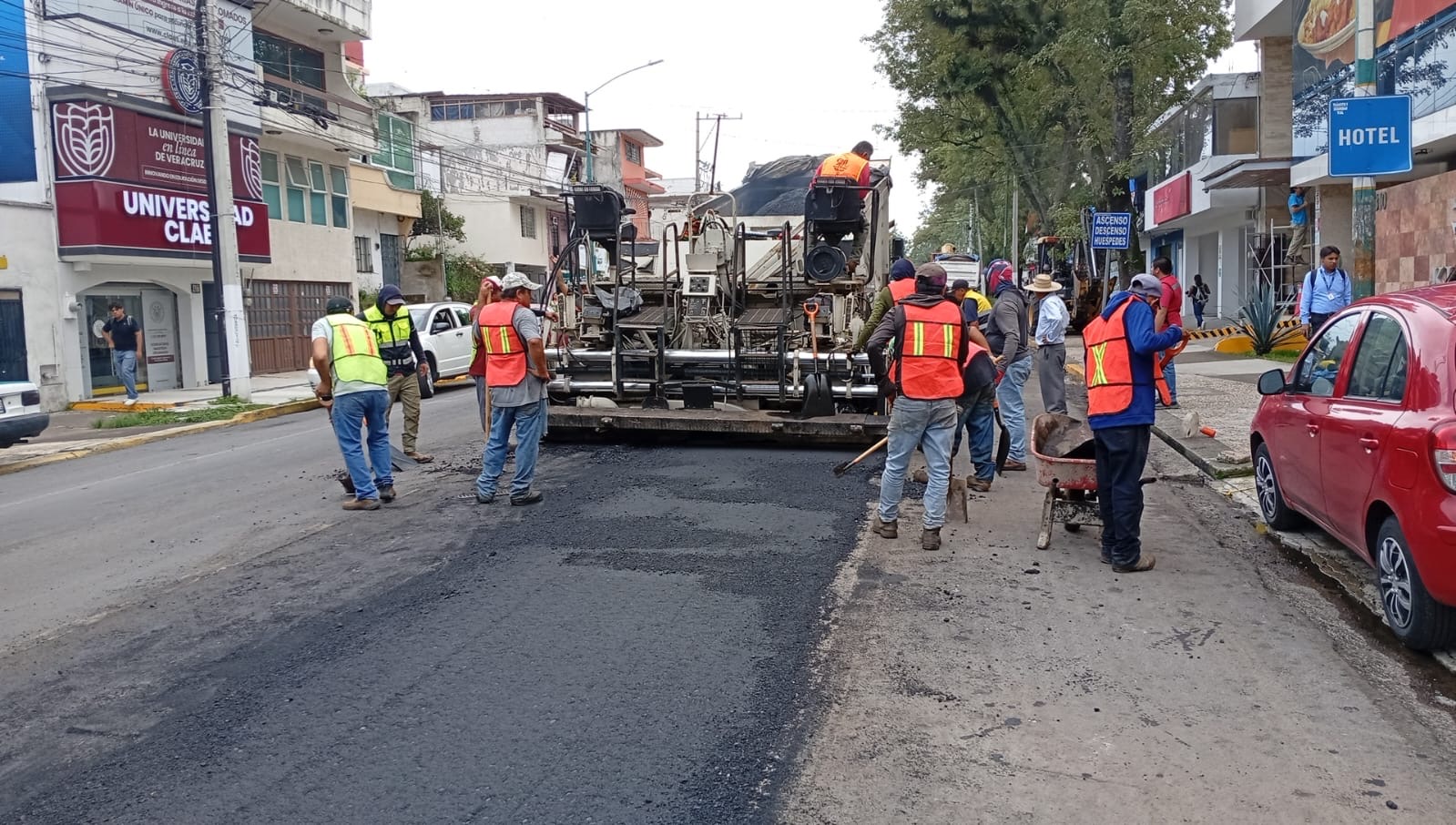 Trabajos de bacheo sobre la avenida Miguel Alemán en Xalapa