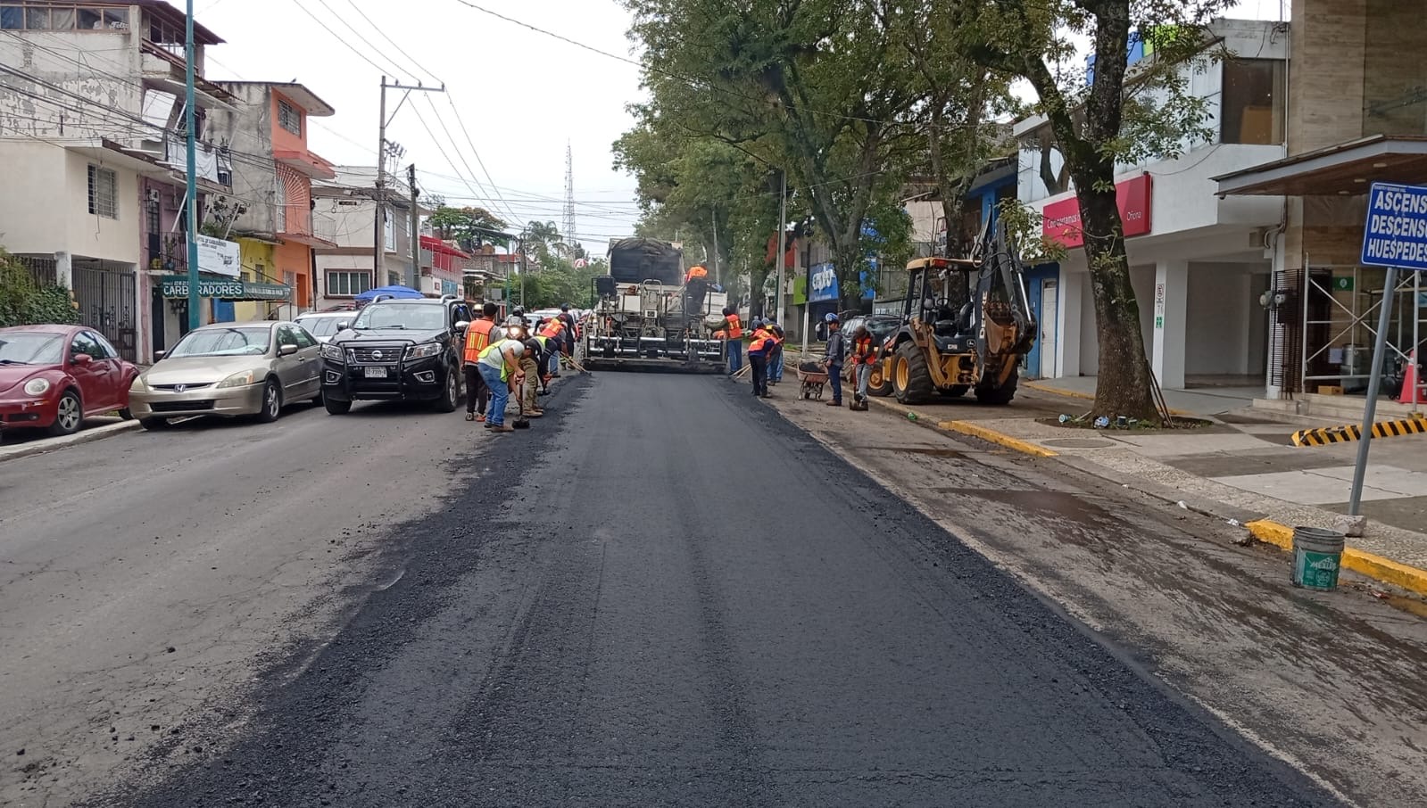 Continúa bacheo en Miguel Alemán de Xalapa este martes
