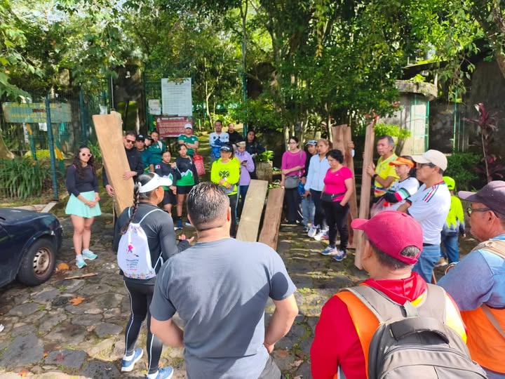 Bancas de madera reciclada en el Parque Macuiltépetl