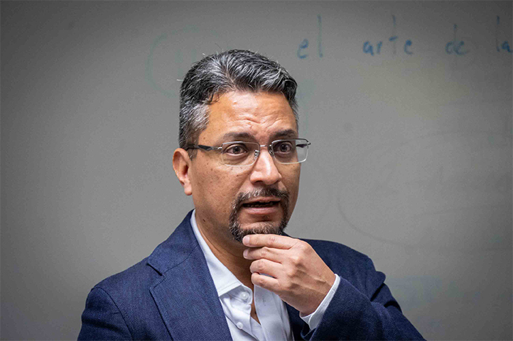 Pablo Sol Mora durante su exposición en el Curso de Creación Literaria para Jóvenes en la Universidad Veracruzana