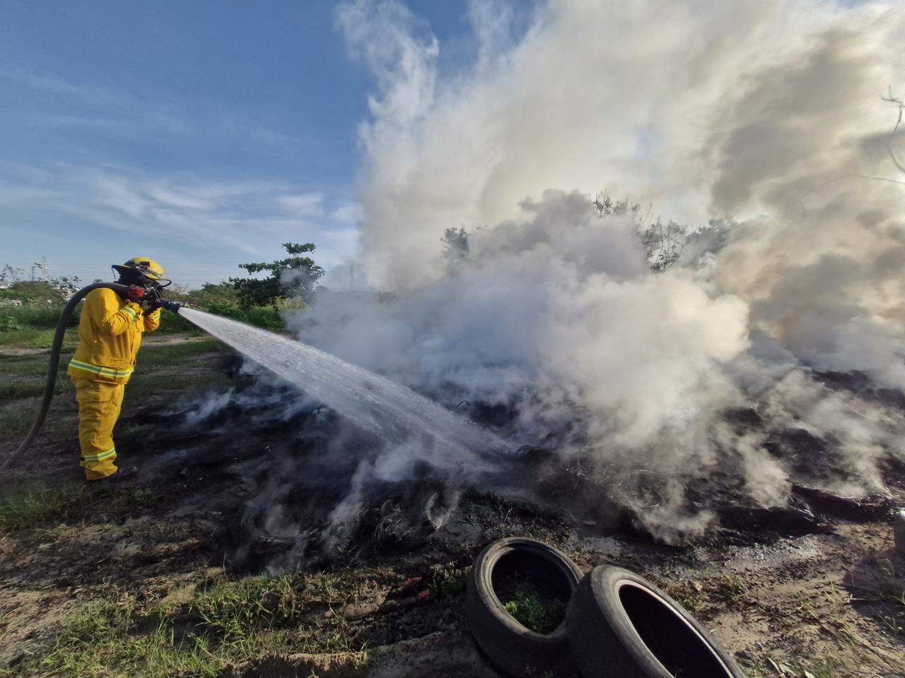 Bomberos trabajan en incendio de llantas en Paseo de las Palmas II