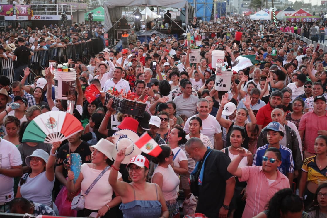 Visitantes de Perú y México celebran el Salsa Fest 2026
