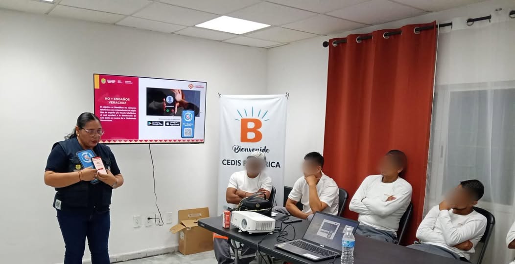 Personal de SSP Veracruz durante capacitación sobre prevención de extorsión telefónica en Bachoco Poza Rica