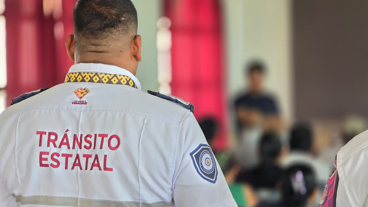 Capacitación a taxistas en Acayucan sobre apps de seguridad y números de emergencia