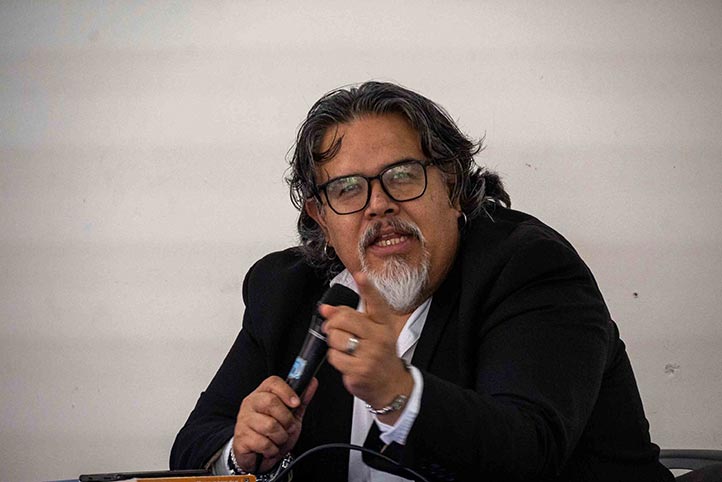 Escritor Carlos René Padilla durante su intervención en Xalapa