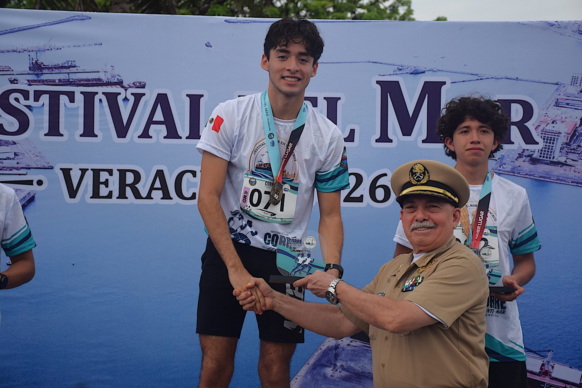 Corredores en la Carrera Corre por la Gente de Mar 2026 en el bulevar Ávila Camacho de Veracruz