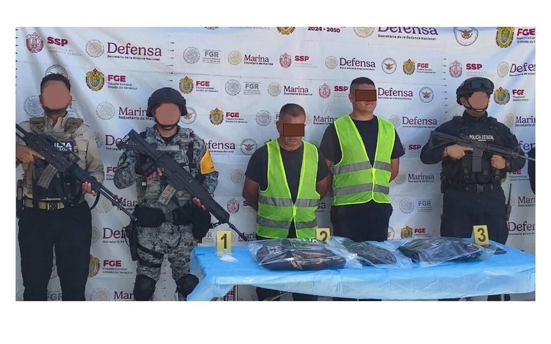 Cateo en Tlacotepec deja dos detenidos y aseguran droga y equipo policiaco