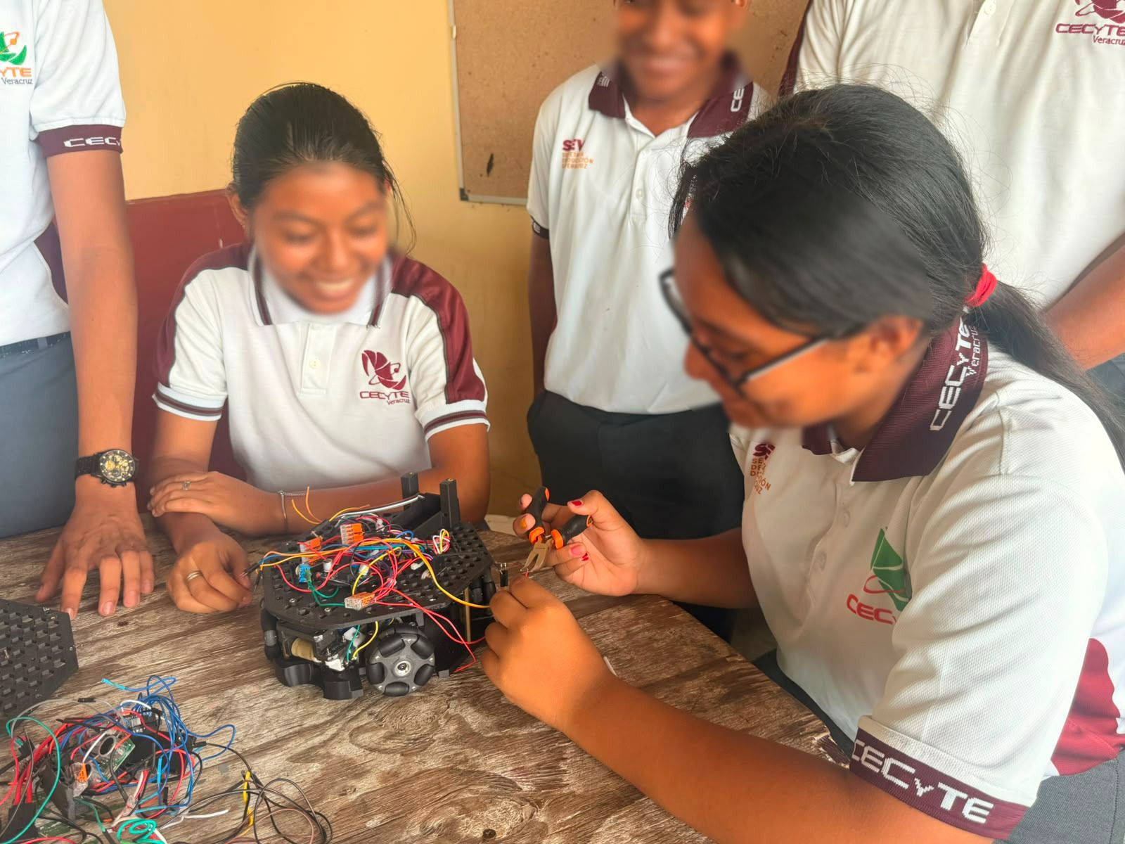 Estudiantes del Grupo Élite de Robótica del CECyTEV 19 Coatzacoalcos que competirán en la Copa Nacional FutBotMX.
