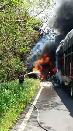Incendio de tres tráileres paraliza la carretera 180 en Actopan