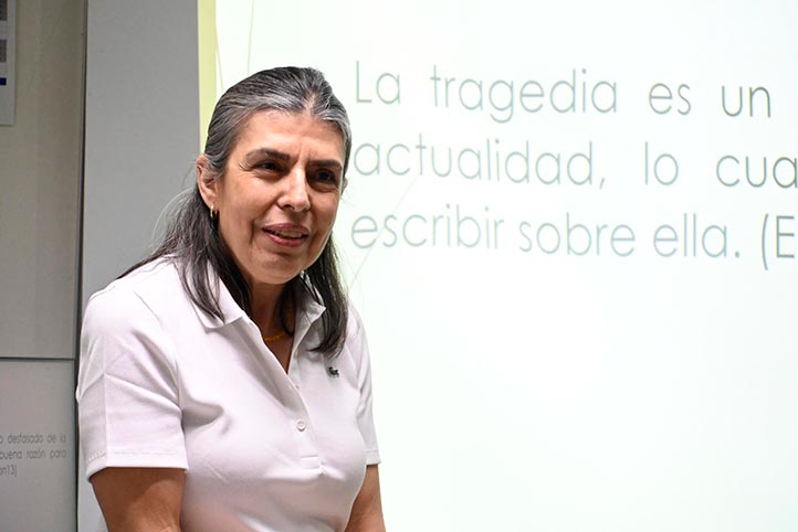 Claudia Elisa Gidi Blanchet dicta conferencia sobre la tragedia en la Unidad de Humanidades de la UV