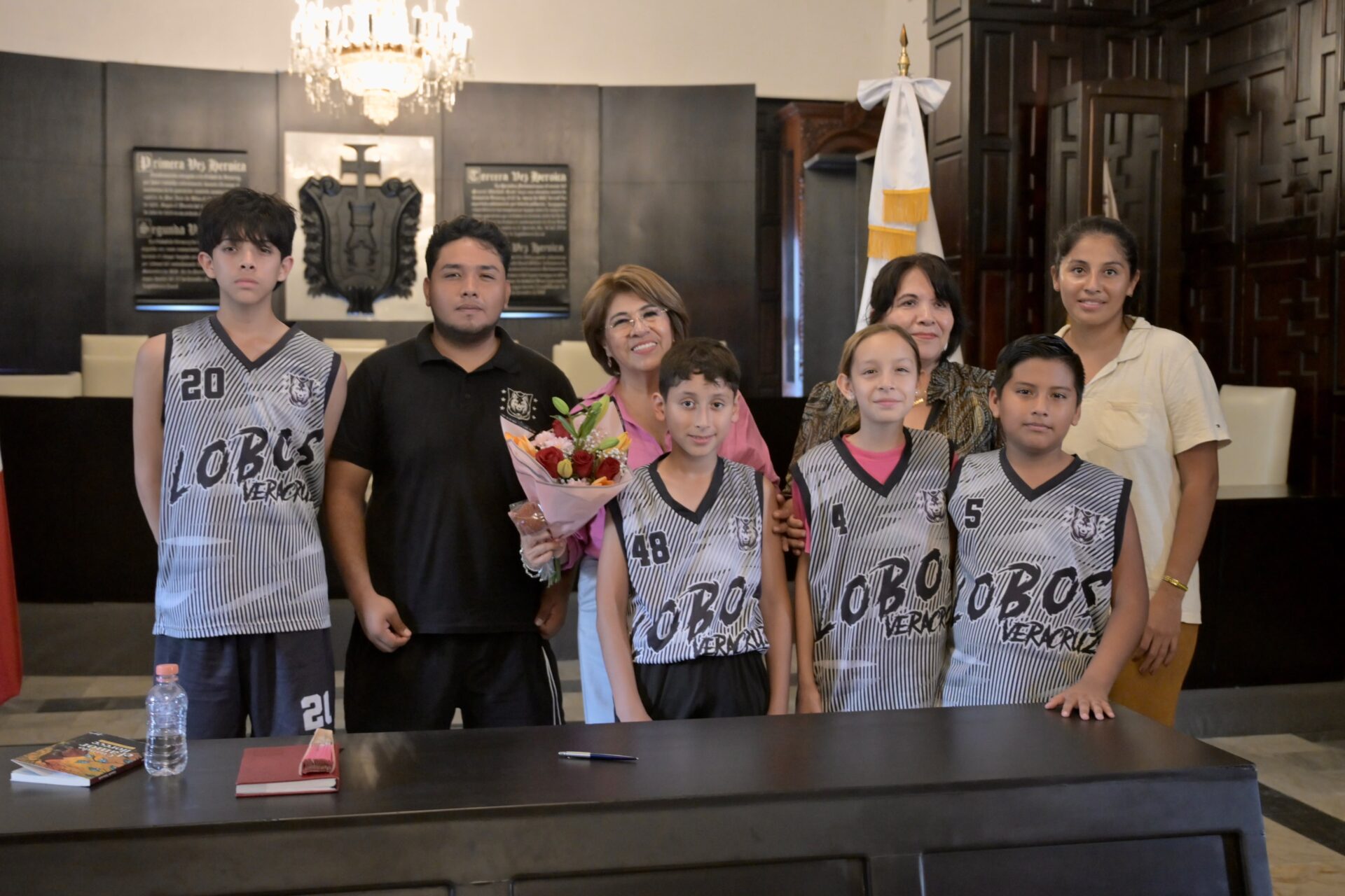 Alcaldesa Rosa María Hernández Espejo con integrantes del club Lobos de Veracruz