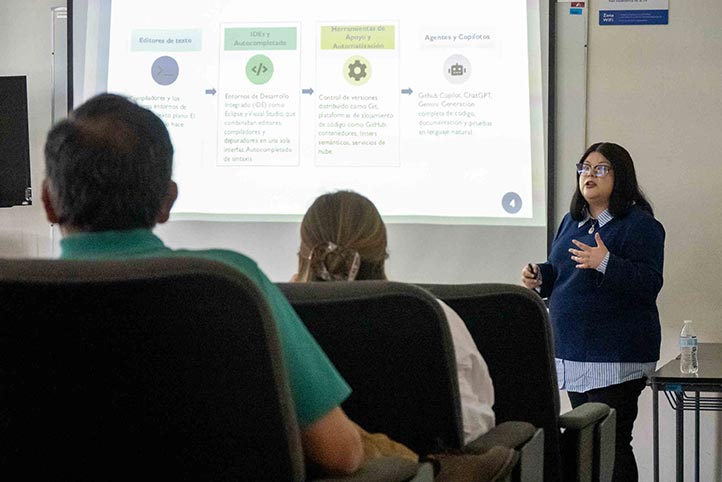 Dora Angélica Ávila Galván durante su ponencia en el Seminario de Difusión en Ciencias de la Computación de la UV