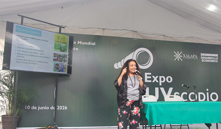 Beatriz Torres Beristain durante conferencia sobre cambio climático en Expo UVscopio