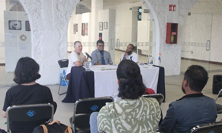 Participantes en el conversatorio LGBTQIA+ en la Casa del Lago de la UV