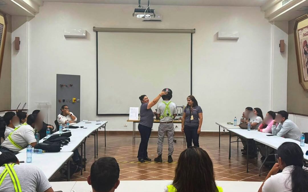 Imparten curso de manejo defensivo a personal de FEMSA en Coatepec