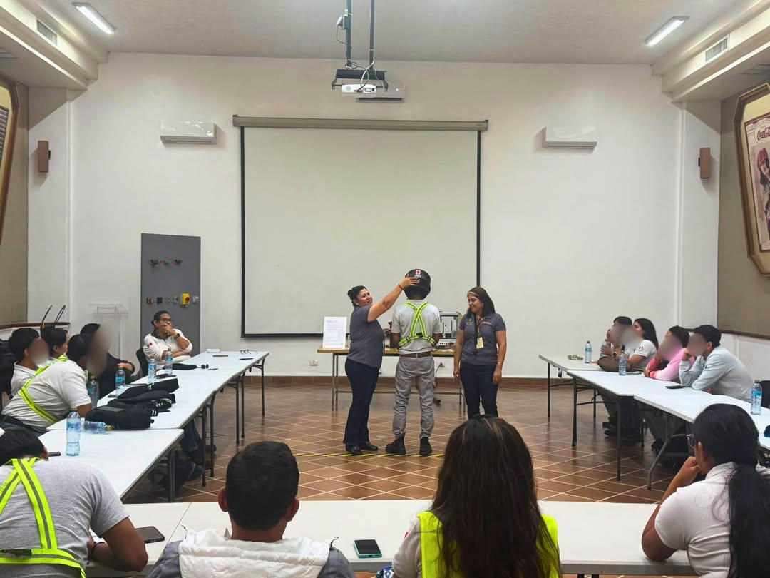 Personal de FEMSA en Coatepec durante capacitación de manejo defensivo