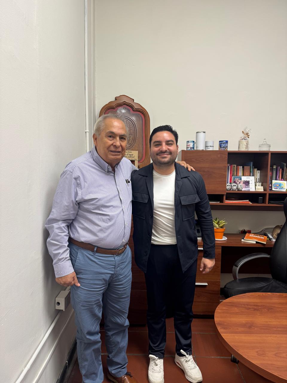 Diego Moreno, regidor de Movimiento Ciudadano, en recorrido por escuelas de Xalapa