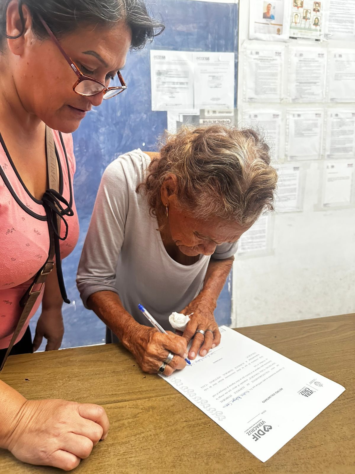 Adulto mayor reencontrada con su familia en DIF Veracruz