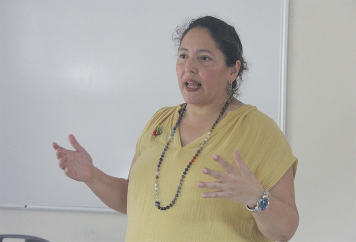 Rosa Guadalupe Mendoza durante conferencia Educación situada para el cuidado de la vida en el IIE de la UV