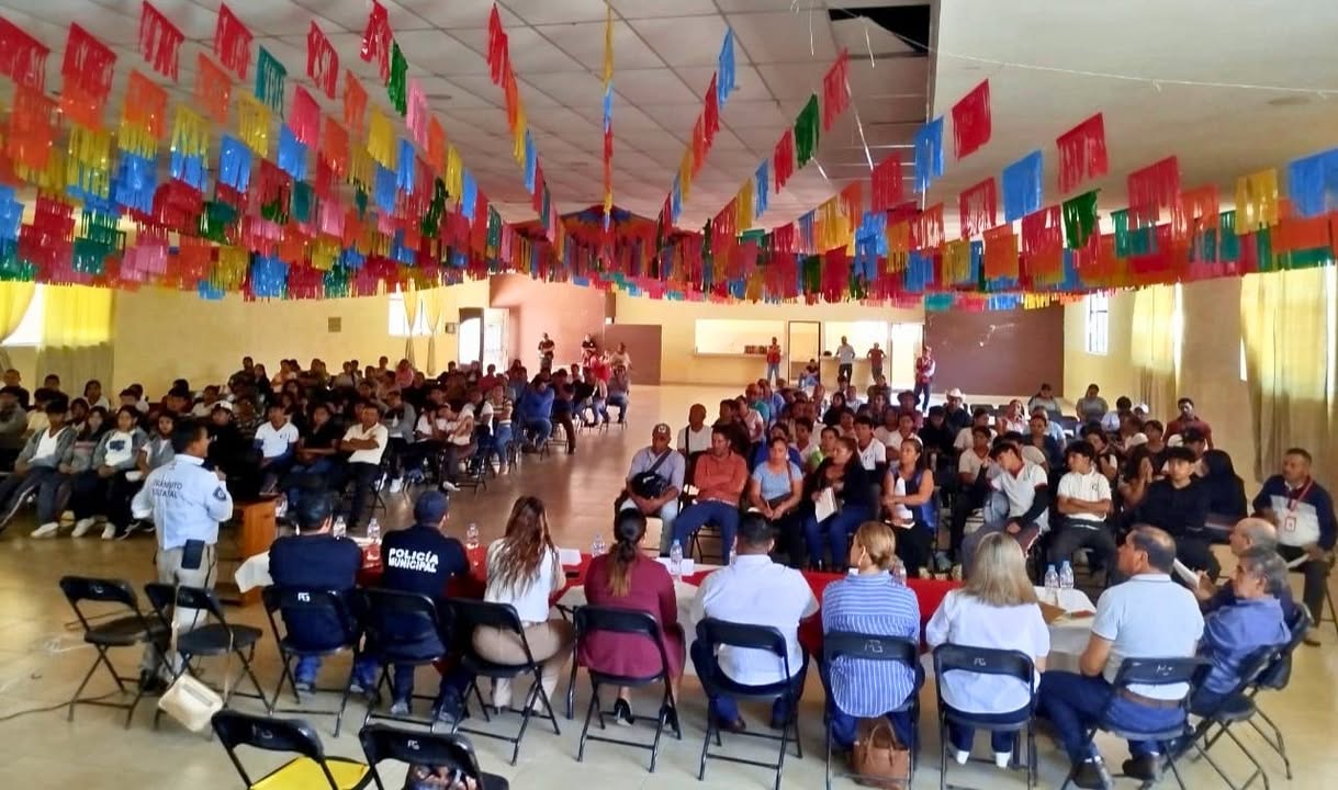 Elementos de Tránsito y Seguridad Vial imparten plática a estudiantes en Tlacotalpan y Zacualpan