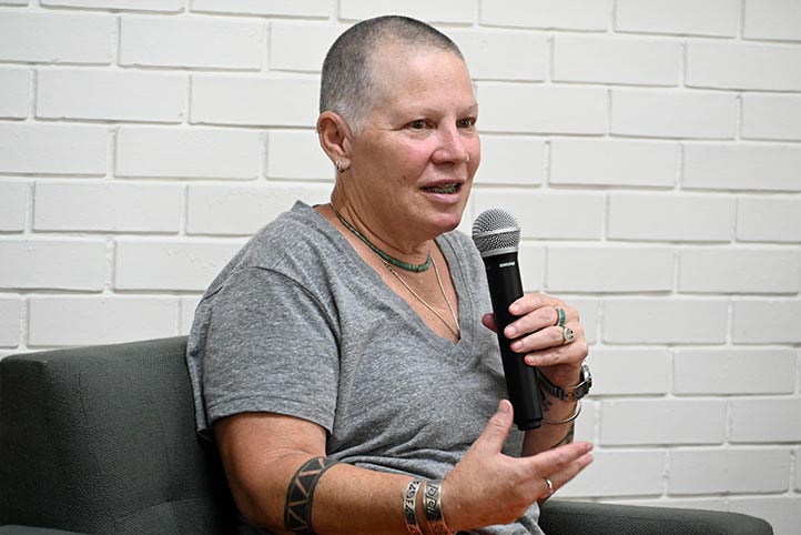 Emma Bailey durante su ponencia sobre teoría queer y feminismo en la Universidad Veracruzana
