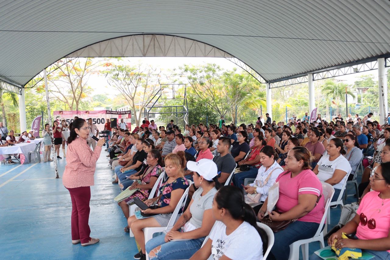 Entrega de tarjetas de la Beca Rita Cetina a estudiantes en Tuxpan