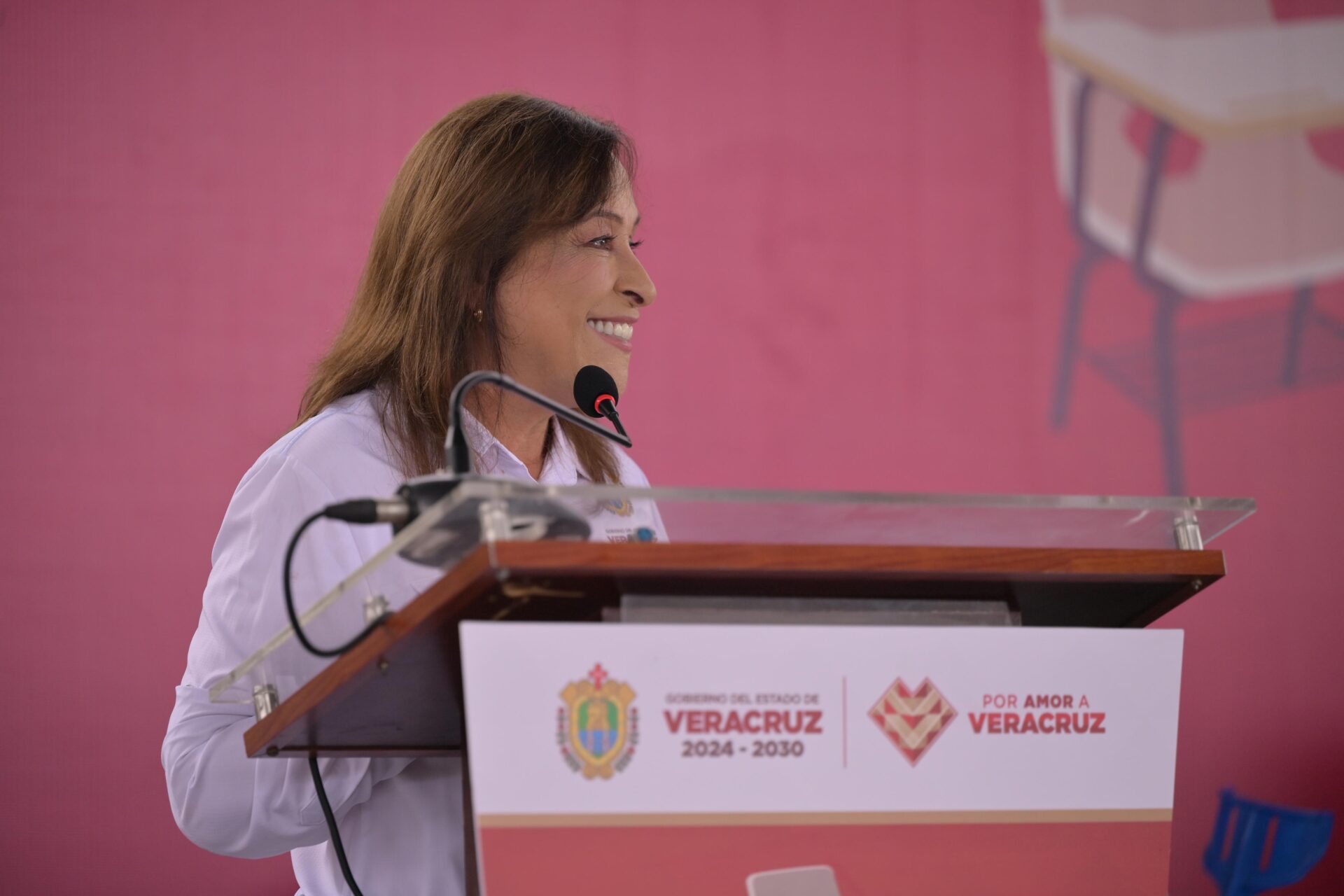 Gobernadora Rocío Nahle y secretaria Claudia Tello en evento de entrega de mobiliario escolar en Martínez de la Torre