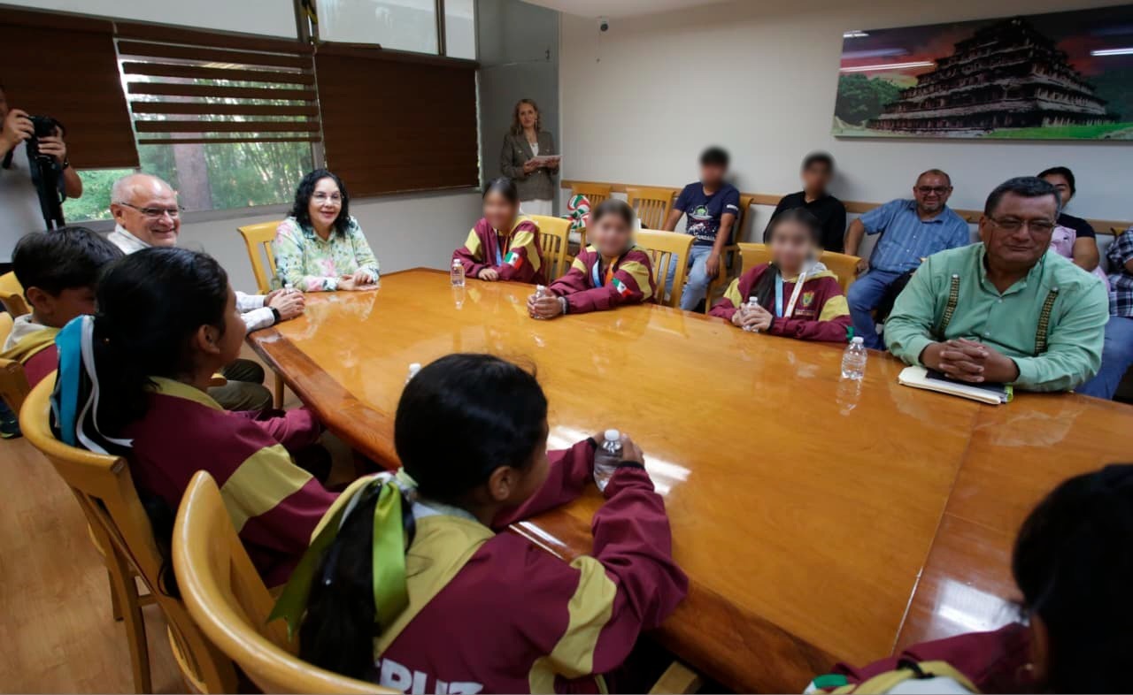 Secretaría de Educación reconoce a equipo femenil de voleibol de Jáltipan por oro