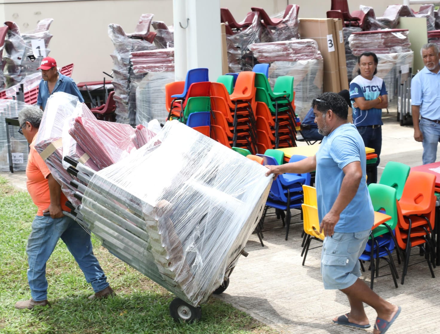 Gobierno de Veracruz entrega equipamiento a 232 escuelas