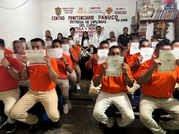 Reconocimientos a personas privadas de la libertad en el Centro Penitenciario de Pánuco por completar curso de instalación eléctrica