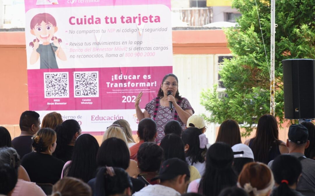 Entregan tarjetas Rita Cetina a 738 estudiantes en Xalapa