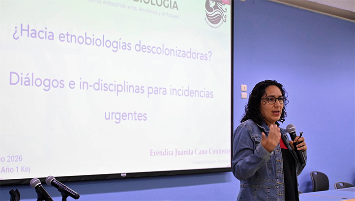 Eréndira Juanita Cano Contreras durante su conferencia magistral en el XIV Congreso Mexicano de Etnobiología en la UV.