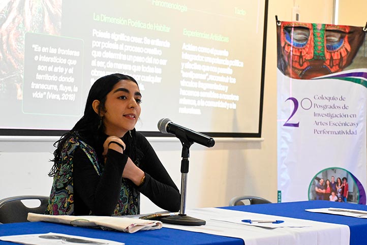 Erandhi Pérez Márquez, estudiante de la UV, durante su presentación en el coloquio sobre arte y cuidado comunitario