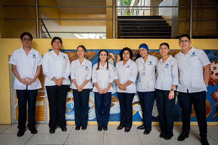 Estudiantes de Enfermería UV durante actividades con niñas y niños en la Casa UV Molino de San Roque