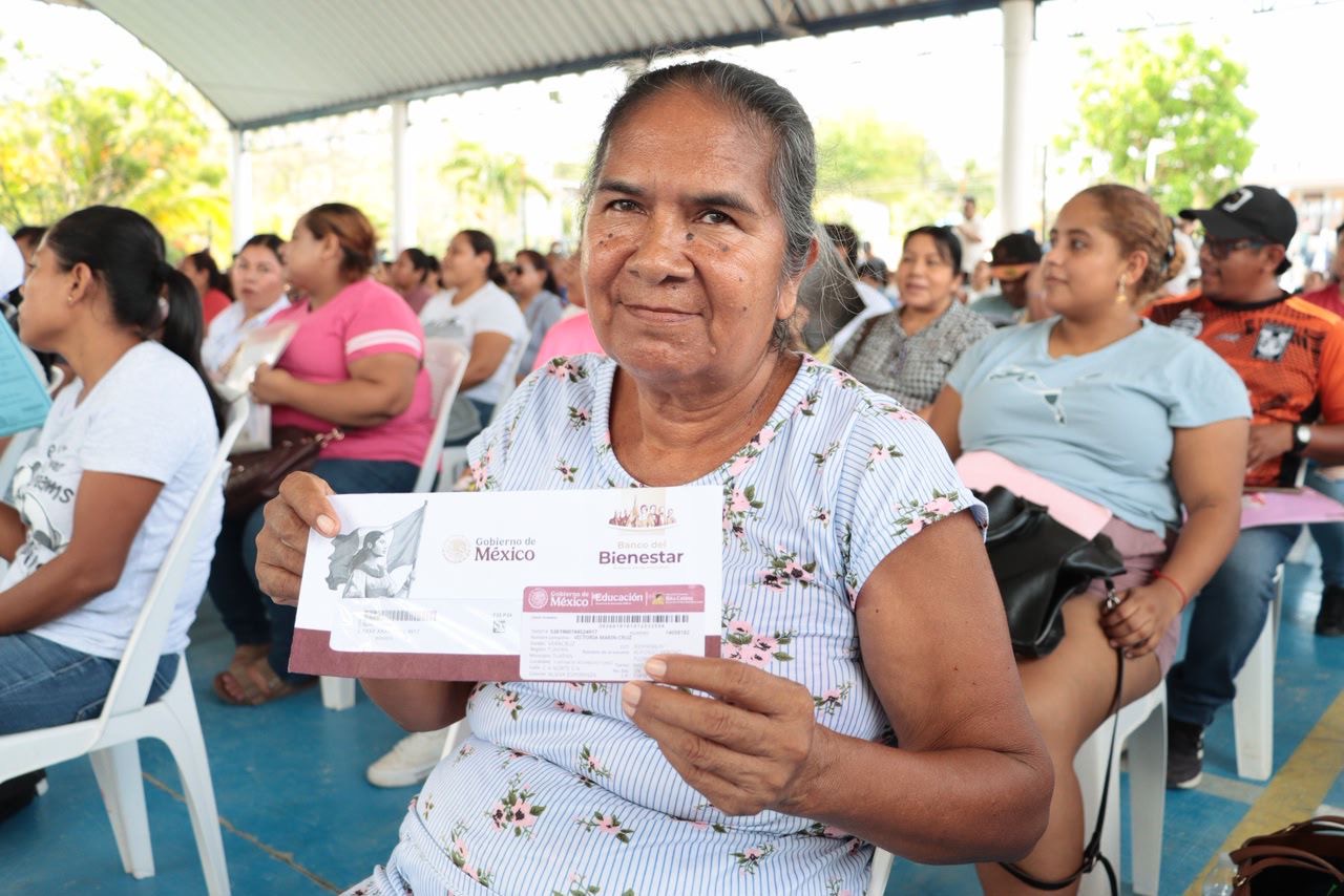 Entregan Beca Rita Cetina a 289 estudiantes en Tuxpan