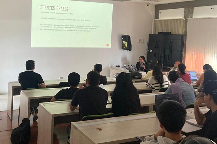 Posdoctorante y estudiantes de la UV durante el taller en la Universidad del Cauca