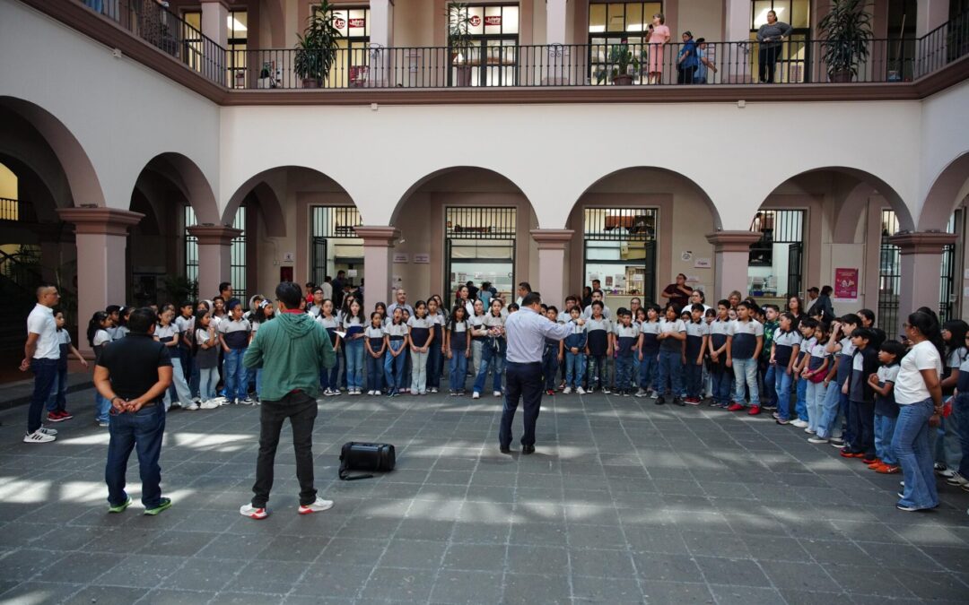 Estudiantes de primaria visitan Palacio Municipal de Xalapa