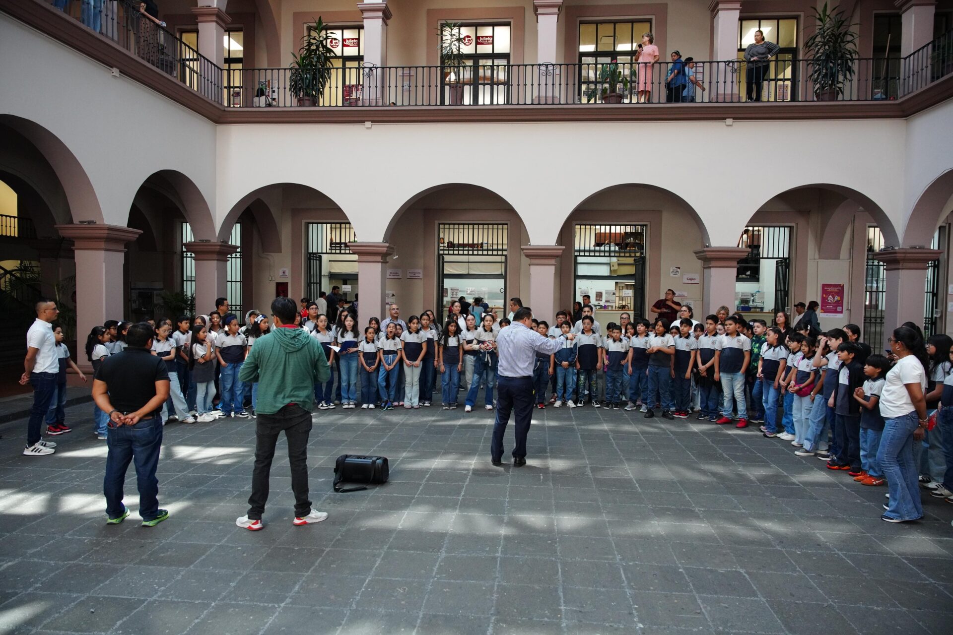 Estudiantes de primaria visitan el Palacio Municipal de Xalapa