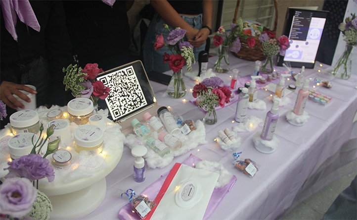 Estudiantes de QFB presentan productos cosméticos en Expo Cosme 2026