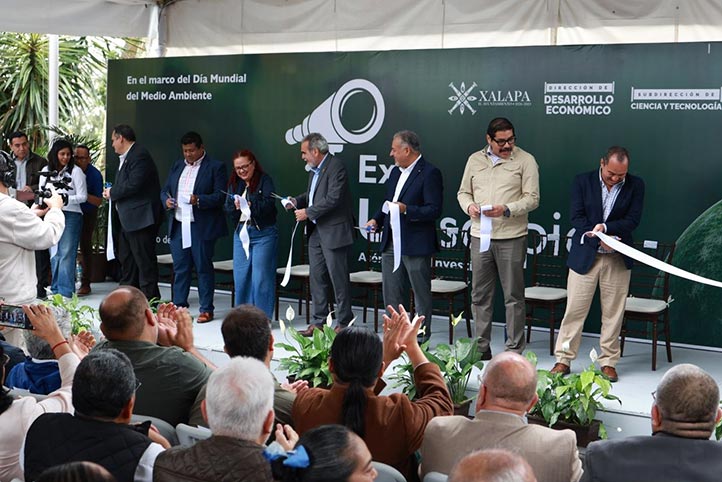 Inauguración de la Expo UVscopio en el Parque Juárez de Xalapa
