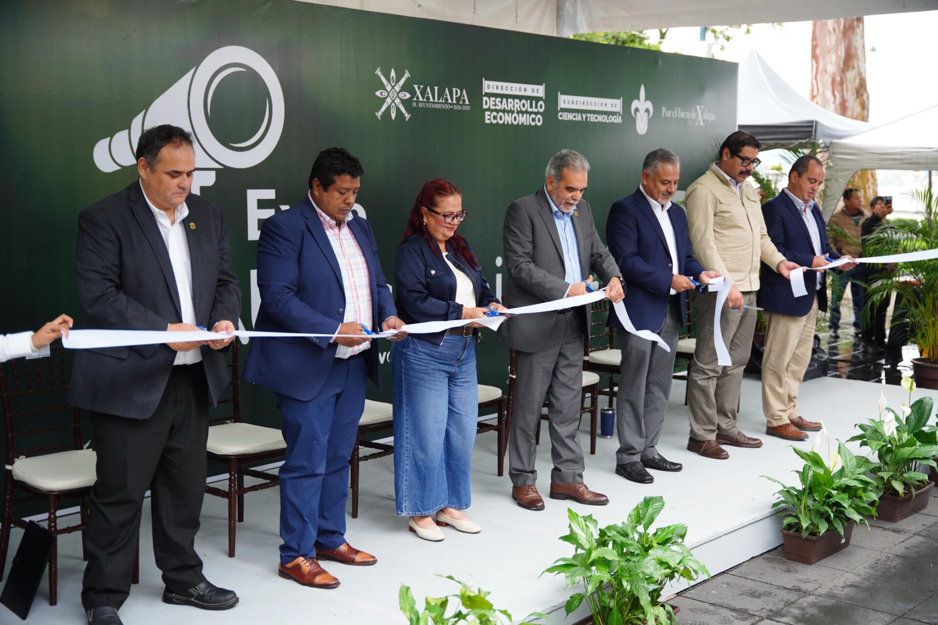 Inauguración de Expo UVscopio en el parque Juárez de Xalapa con autoridades municipales y universitarias