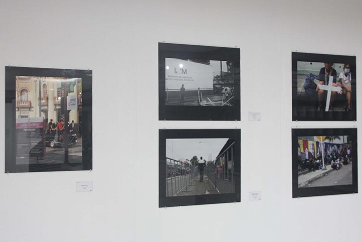 Muestra fotográfica Pasos en espera en el mezanine del Museo de Antropología de Xalapa