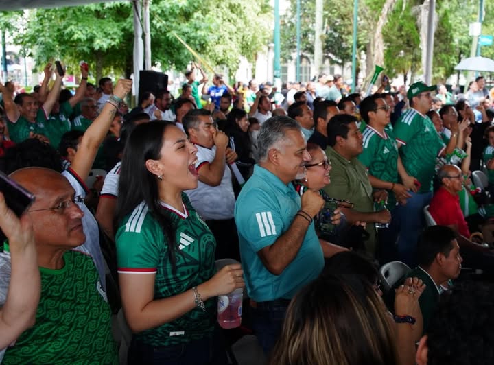 Aficionados en el Parque Juárez de Xalapa durante el partido de México en el Mundial