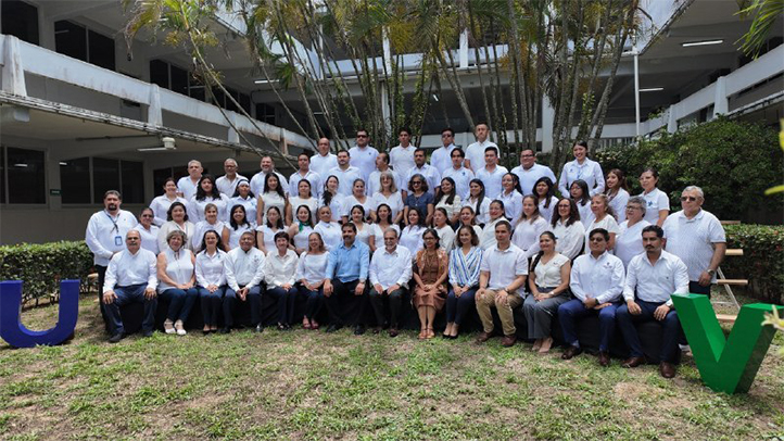 Develación de placa conmemorativa del 50 aniversario de la Facultad de Contaduría y Administración UV en Coatzacoalcos