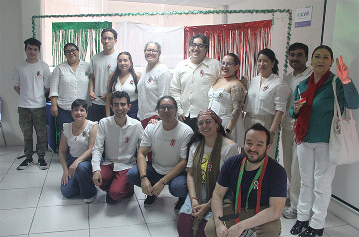 Estudiantes y docentes del Centro de Idiomas de Xalapa durante la celebración de la Festa della Repubblica