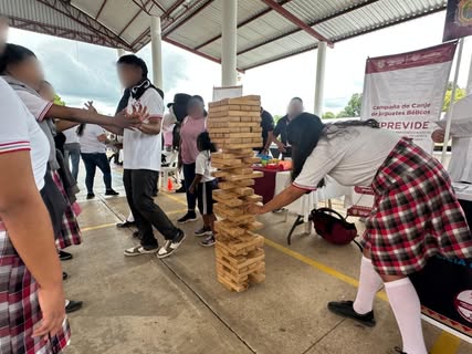 Participantes del Festival ViveSeguro en Santiago Sochiapan con unidades de la SSP Veracruz