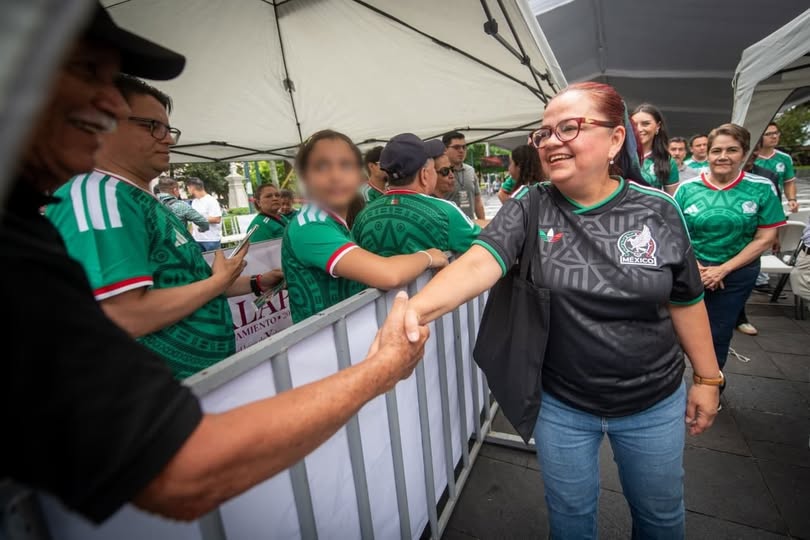 Ciudadanos reunidos en el parque Juárez de Xalapa para ver el partido inaugural de fútbol